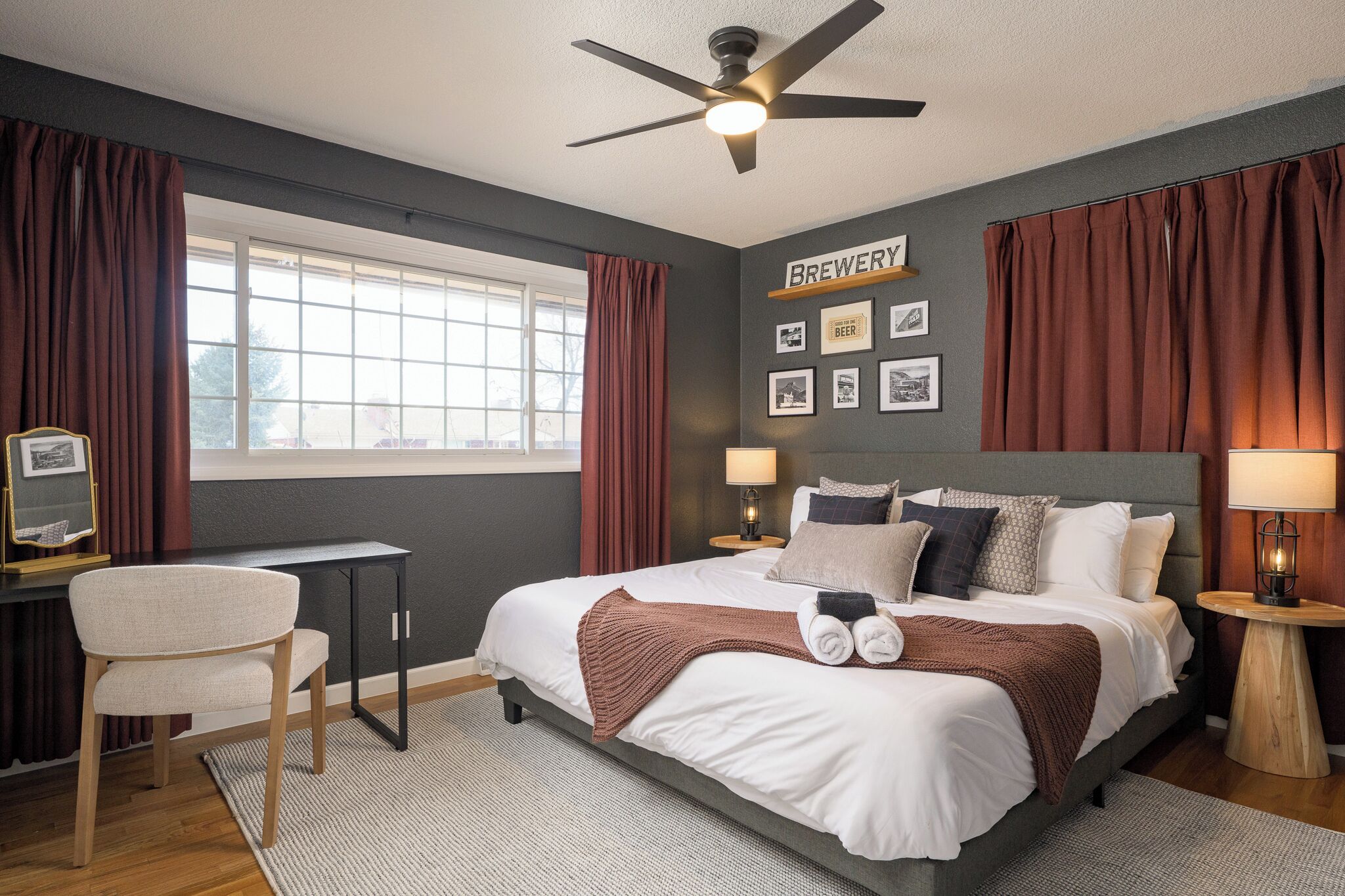 4 chambres, bureau, fer et planche à repasser, lit parapluie