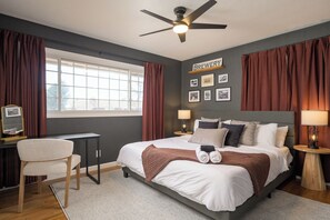 4 bedrooms, desk, iron/ironing board, travel cot - Stay Golden! ☀Family Retreat☀ New Hot Tub! + Sleeps 12 (Wheat Ridge)