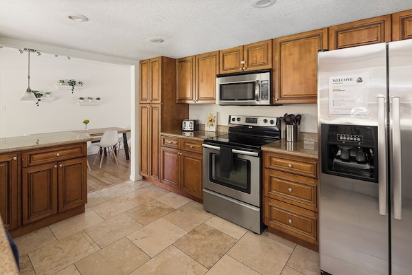 KĂŒhlschrank, Mikrowelle, Ofen, Herdplatte