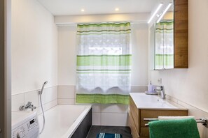 Tina, secadora de cabello, toallas 