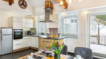 Fridge, oven, stovetop, dishwasher