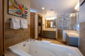 Bathtub, jetted bath, towels, soap - Ski-in/Ski-out Luxury 4 bed Penthouse - Late Summer and Fall Specials! (Keystone)
