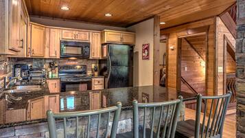 Cabin, 3 Bedrooms | Private kitchen