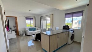 Eine moderne Wohnung mit Küche, Essbereich und Wohnzimmer.