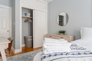 1 Schlafzimmer, Schreibtisch, Bügeleisen/Bügelbrett, Reisekinderbett