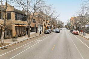A street lined with buildings, including a restaurant named Bistro Champagne. - Charming Guest Favorite 1BR in Lincoln Square (Chicago)