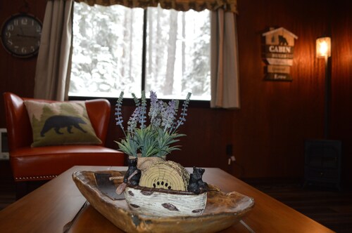 Entire Bear Den (cozy cabin) close to Glacier