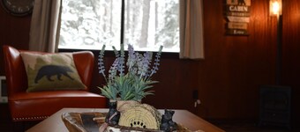 Entire Bear Den (cozy cabin) close to Glacier