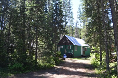 Entire Bear Den (cozy cabin) close to Glacier