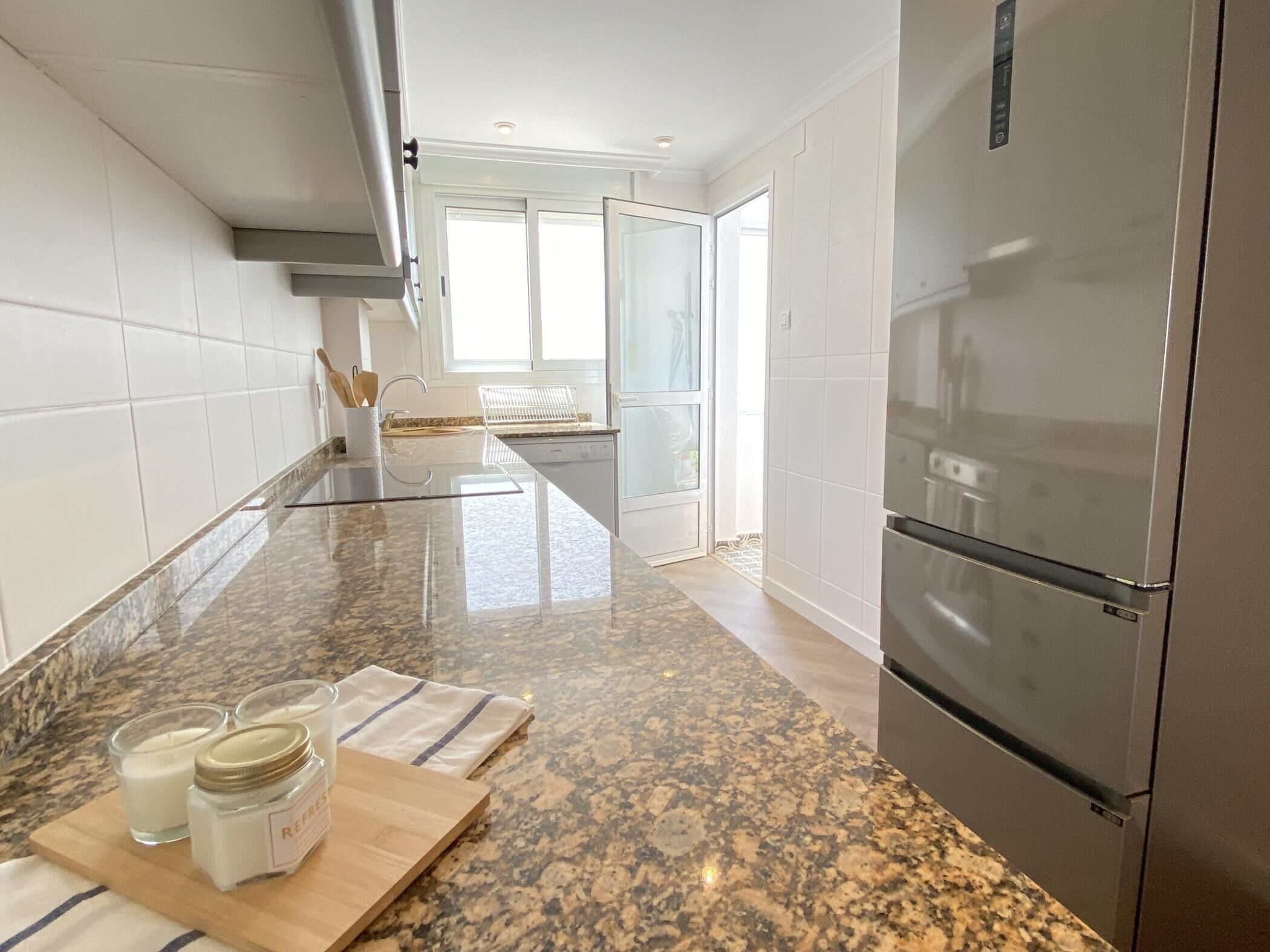 Réfrigérateur, micro-ondes, lave-vaisselle, cafetière/bouilloire