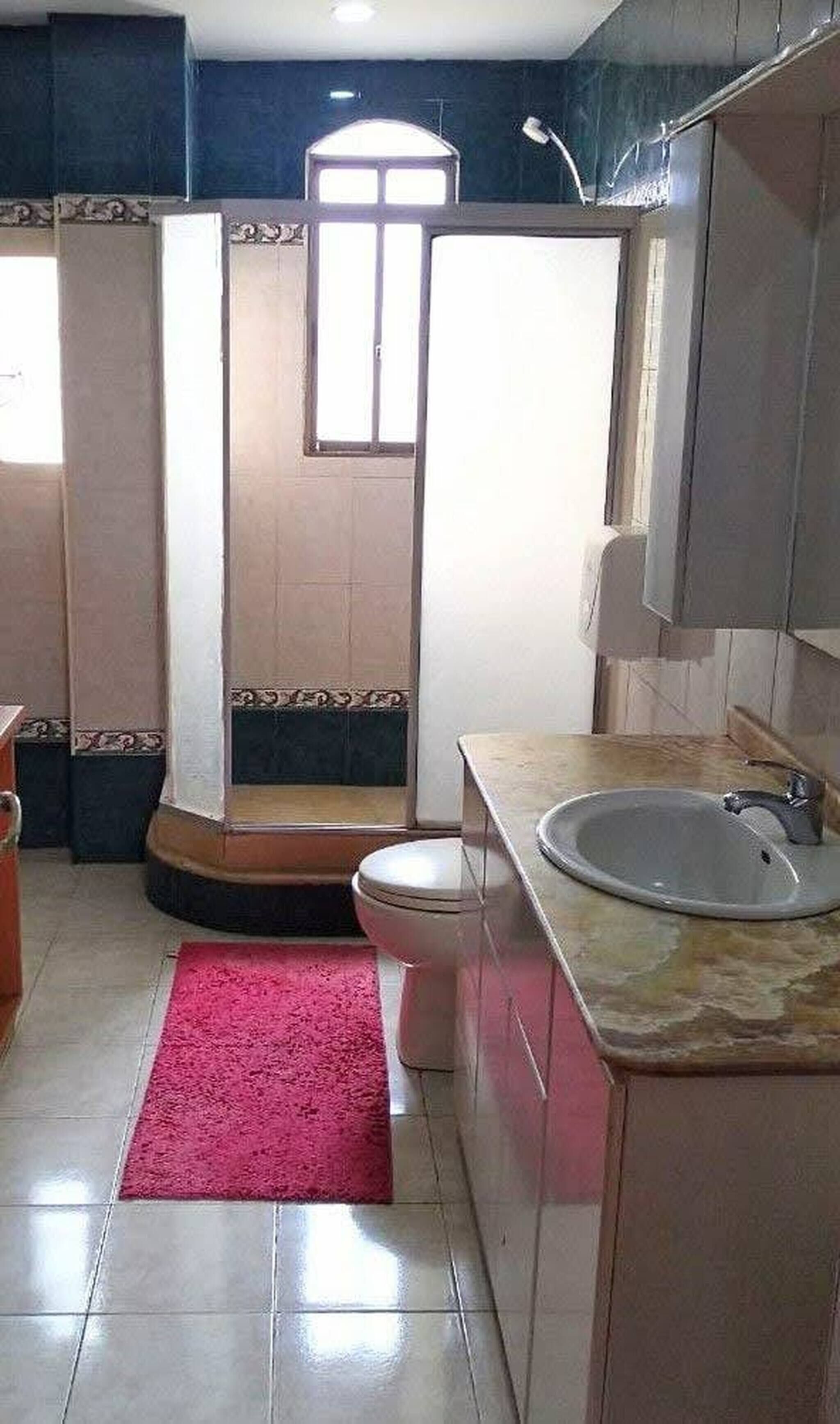 Chuveiro/banheira combinados, secador de cabelo, toalhas de banho 