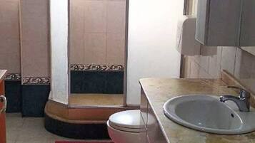 Duschwanne, Haartrockner, Handtücher