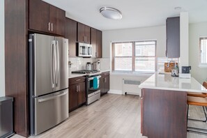 Fridge, microwave, oven, stovetop - Modern|Aesthetic|2BR|Evanston|Next to Beach (Evanston)