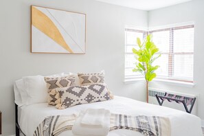 2 bedrooms, desk, iron/ironing board, free WiFi - Modern|Aesthetic|2BR|Evanston|Next to Beach (Evanston)