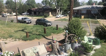 Palmer Park Oasis in Central Part of Colorado Spring. Private Hot Tub!