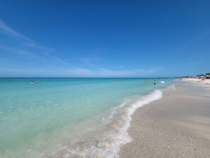 Perto da praia, espreguiçadeiras, toalhas de praia 