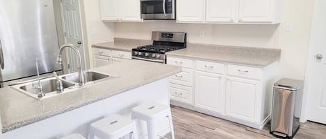 Frigorifero, microonde, forno, piano cottura