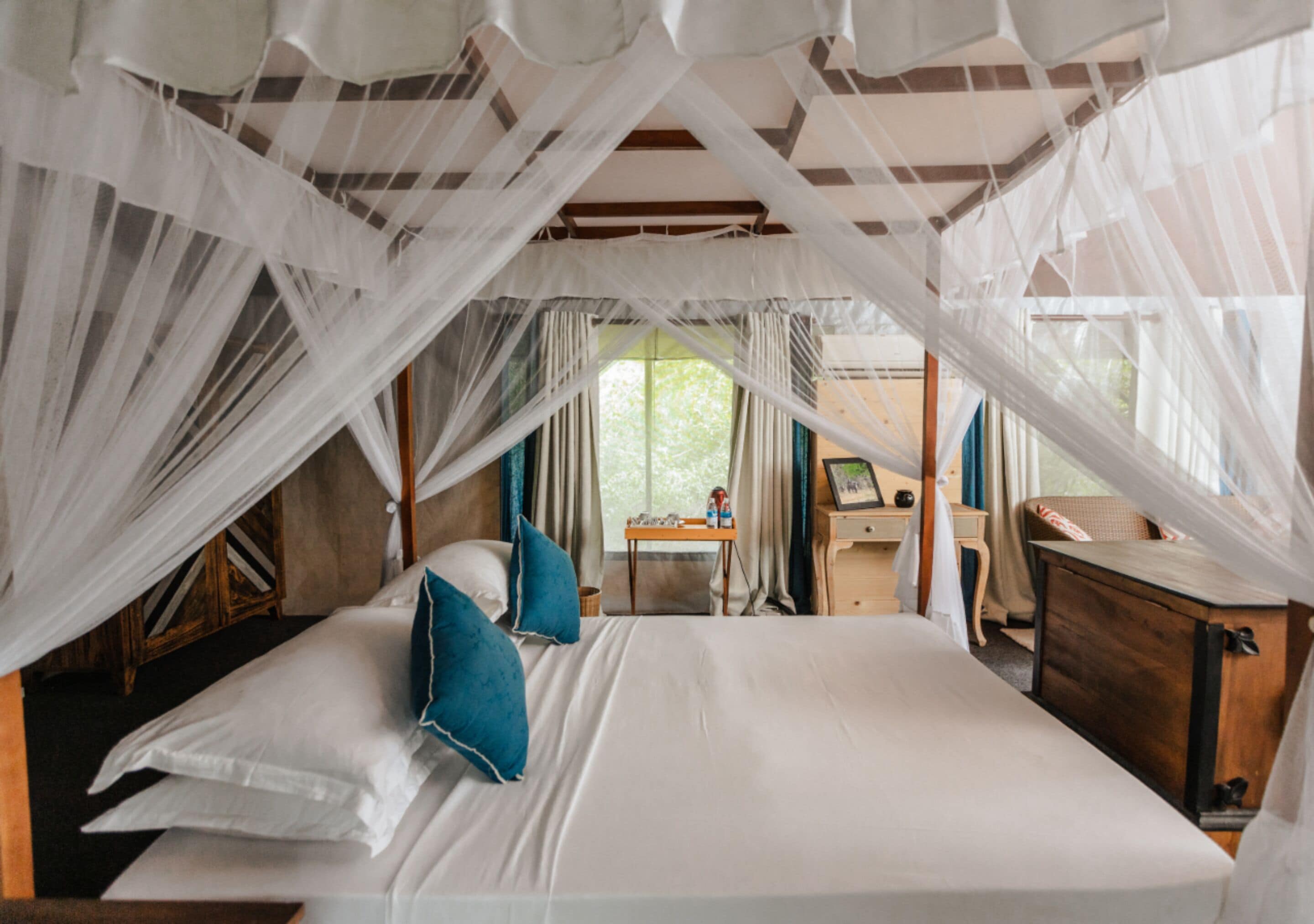 Una habitación con una cama, un escritorio y una silla.