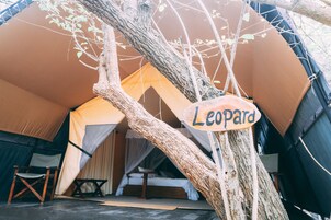 Ropa de cama de alta calidad, colchones con efecto memoria y escritorio 