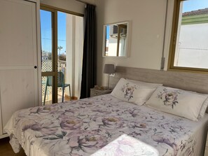 3 soverom, strykejern/-brett, internettilgang og sengetøy