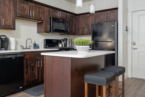 Refrigerador, microondas, horno y parrilla de estufa