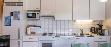 Kühlschrank, Mikrowelle, Geschirrspüler, Kochgeschirr/Geschirr/Besteck