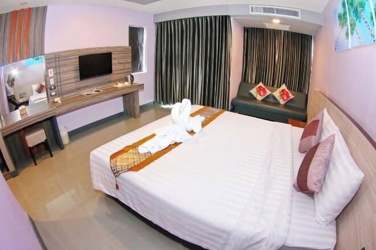 1 bedroom, hypo-allergenic bedding, minibar, in-room safe