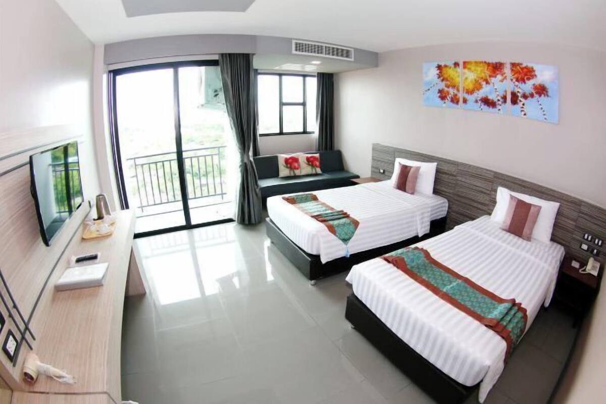 1 bedroom, hypo-allergenic bedding, minibar, in-room safe