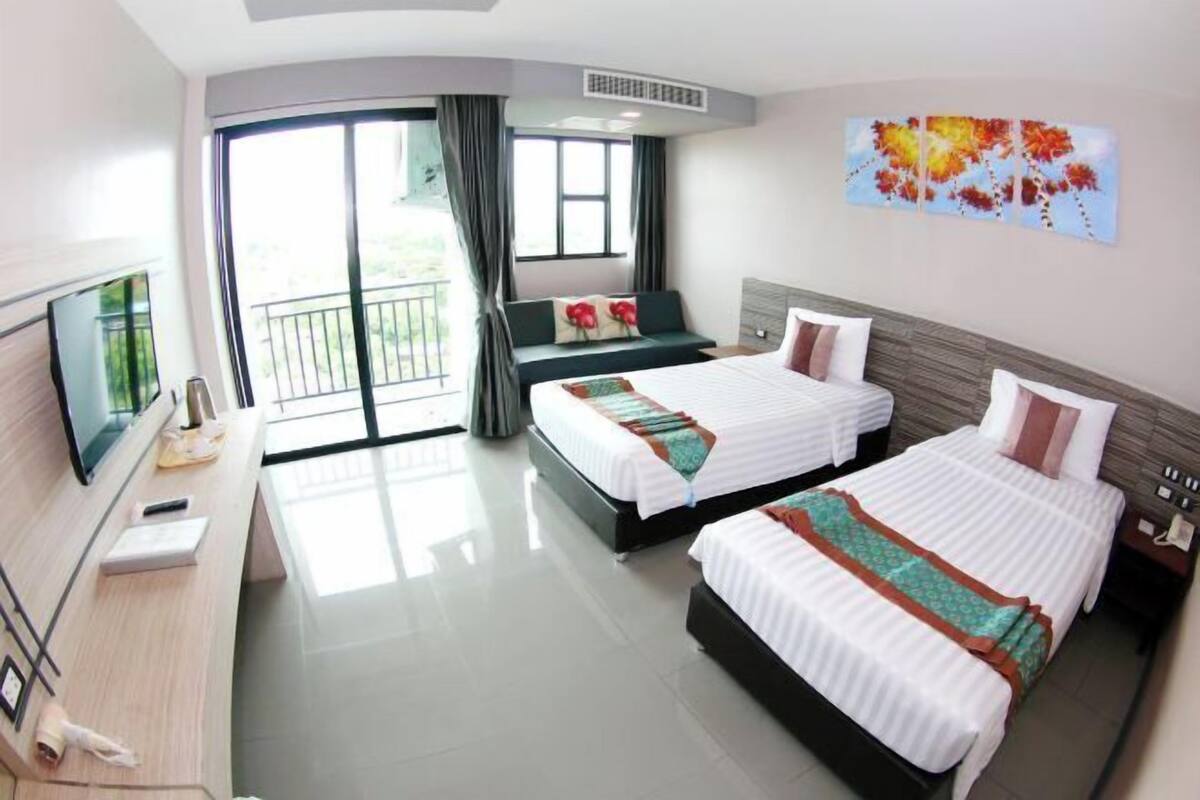 1 bedroom, hypo-allergenic bedding, minibar, in-room safe