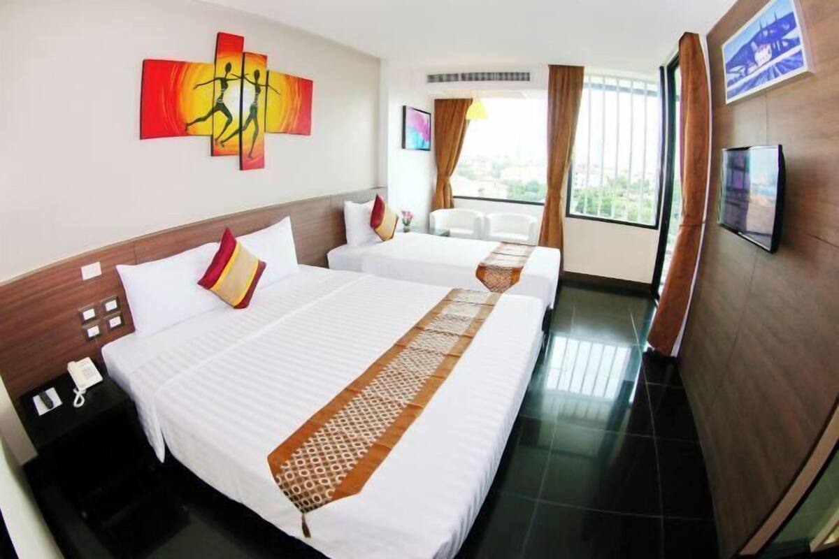 1 bedroom, hypo-allergenic bedding, minibar, in-room safe