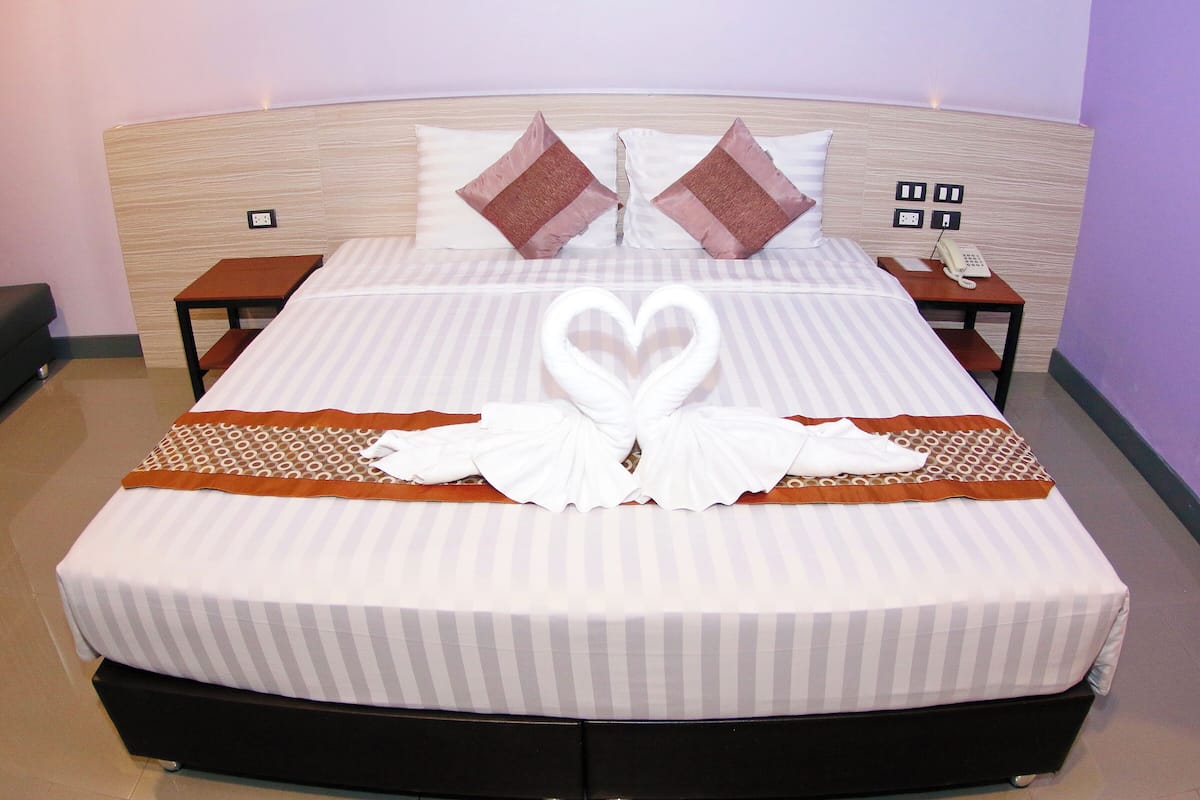 1 bedroom, hypo-allergenic bedding, minibar, in-room safe
