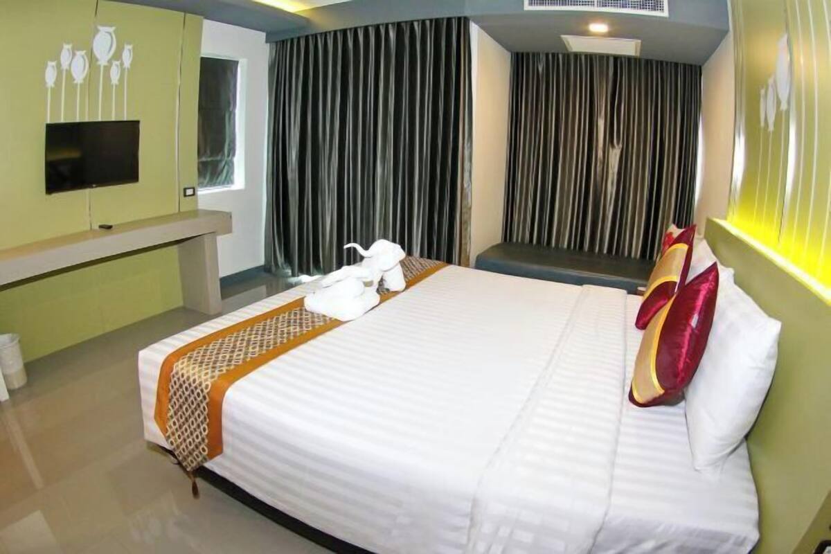 1 bedroom, hypo-allergenic bedding, minibar, in-room safe