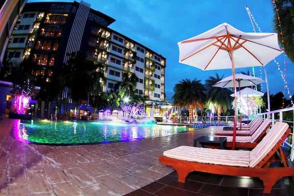 Outdoor pool, free cabanas, pool umbrellas