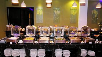 3 restaurants; breakfast, lunch, dinner and brunch served
