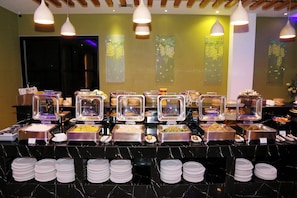 3 restaurants; ze serveren er ontbijt, lunch, diner en brunch 