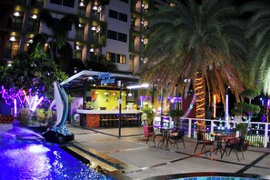 3 bars/lounges, 2 poolside bars, swim-up bar - Arthitaya Green Nature Hotel & Lakkhana (Pattaya)