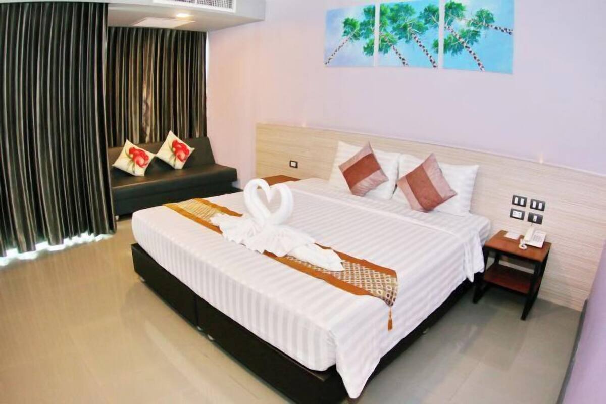 Hypo-allergenic bedding, minibar, in-room safe, desk