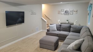 Smart TV, chimenea, videojuegos y futbolito 