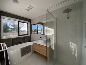 Badewanne, Haartrockner, Handtücher, Seife