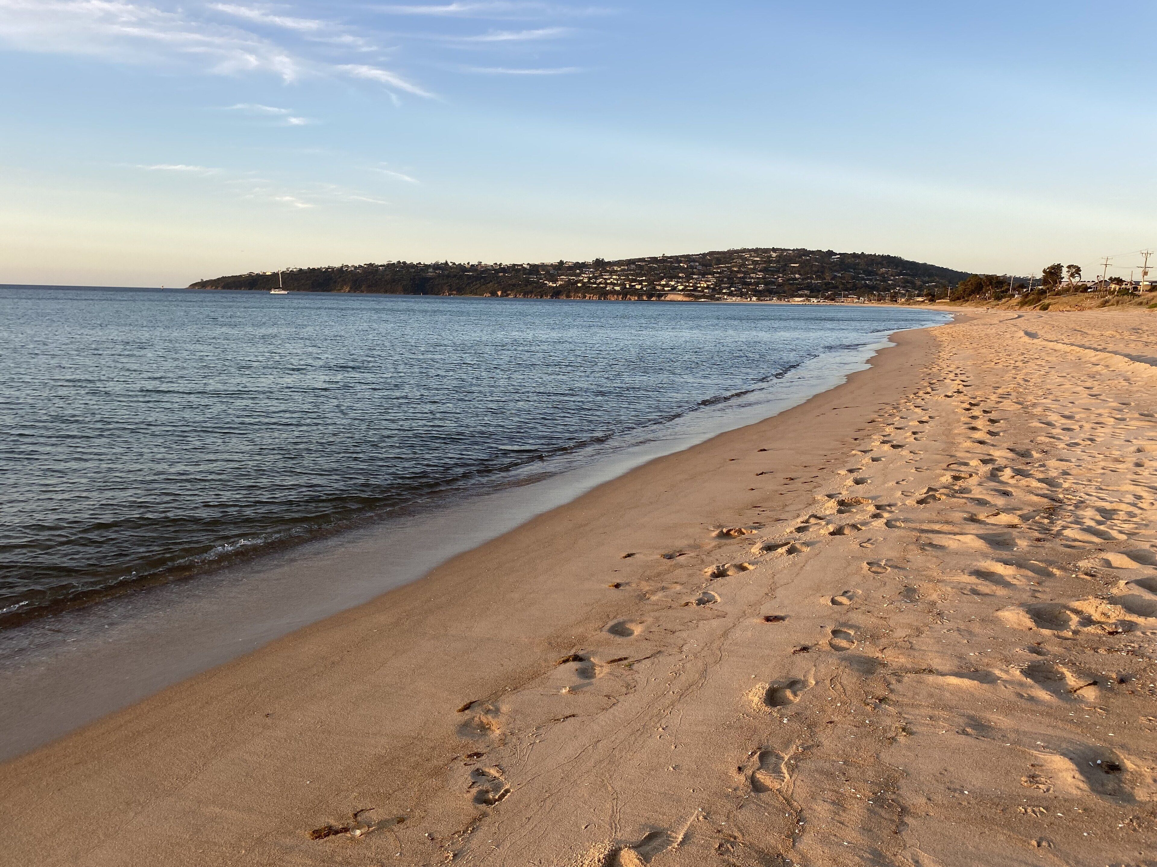 Playa en los alrededores, camastros y toallas de playa 