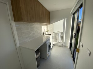 Interior - Beautiful New Holiday Place 5 Mins To Beach With Gym, Kitchen And Office Nook (Safety Beach)