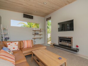 TV, books - Castaway Bach - Whangamata Holiday Home (Whangamata)
