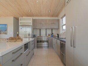 Fridge, microwave, dishwasher, cookware/dishes/utensils - Castaway Bach - Whangamata Holiday Home (Whangamata)