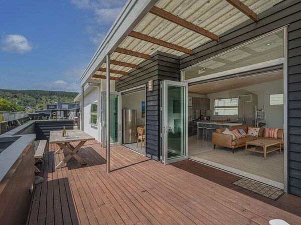 Terrace/patio - Castaway Bach - Whangamata Holiday Home (Whangamata)