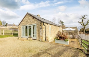 Exterior - One bedroom dog friendly Cotswold holiday cottage - Oxbow Cottage (Maugersbury, near Stow-on-the-Wold)