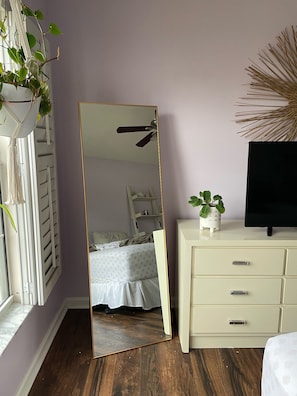 1 slaapkamer, een strijkplank/strijkijzer, gratis wifi, beddengoed