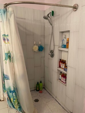 Badekar, hårtørrer, håndklæder, Sæbe