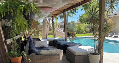 Pool w/slide, low fees, free golf cart, pets welcome. 10 blocks beach-near Mayo.