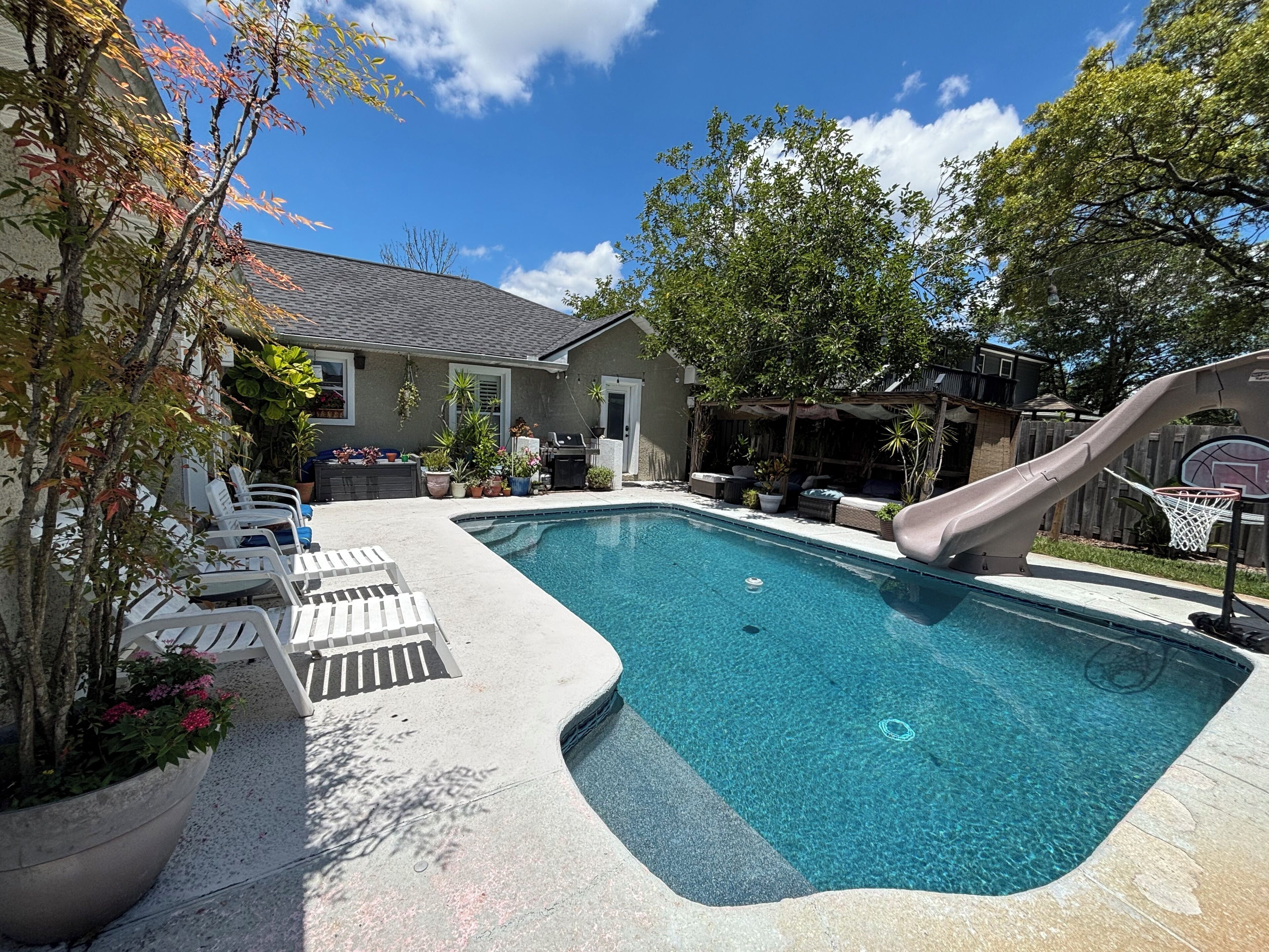 Una piscina al aire libre