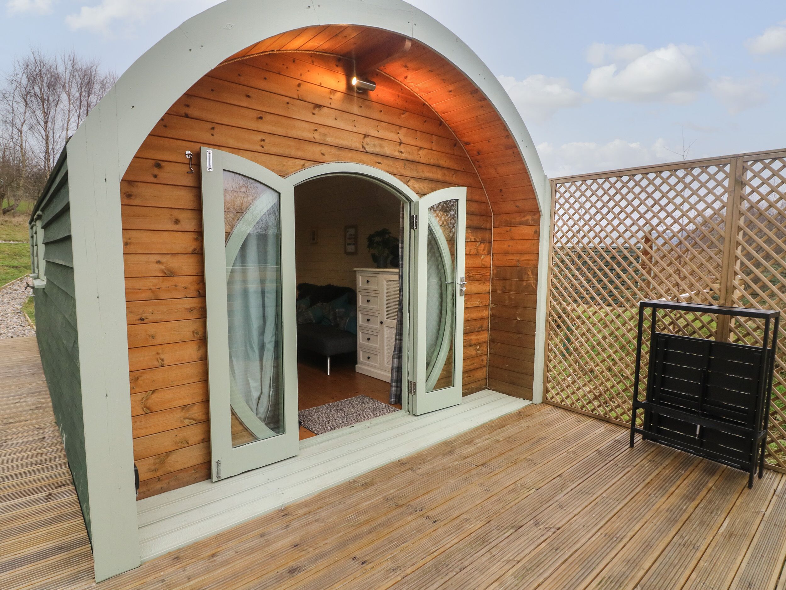 HARE, pet friendly, character holiday cottage in Cross Hills